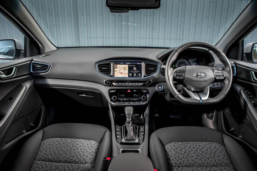 Торпедо Hyundai IONIQ plug-in hybrid (AE) 2017 года  (UK) (фото 18 из 34)